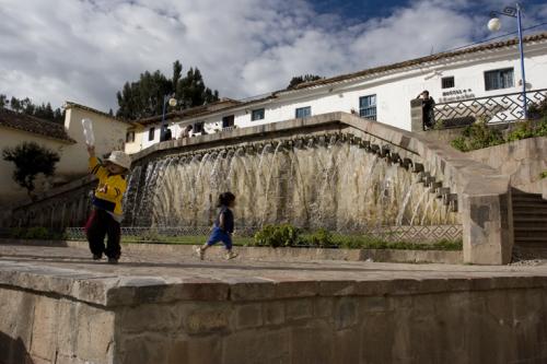 kids and waterfountain