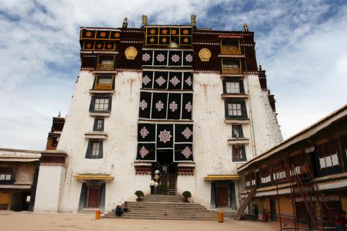 Potala-courtyard