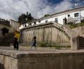 kids and waterfountain